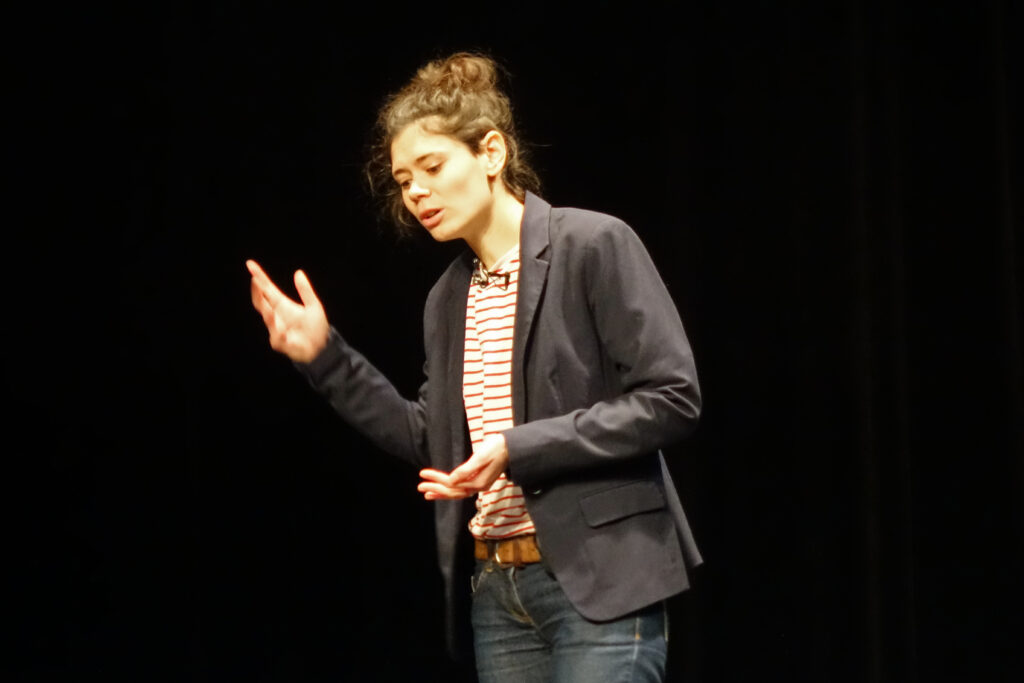 Julia NIVAN - Conférence gesticulée "La Chianteuse"