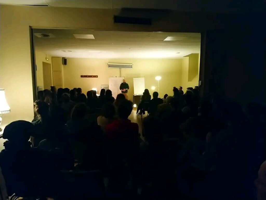 Amaury MILLOTTE - Conférence gesticulée "Heureusement que vous êtes là, sinon y a longtemps qu'on aurait tout changé"