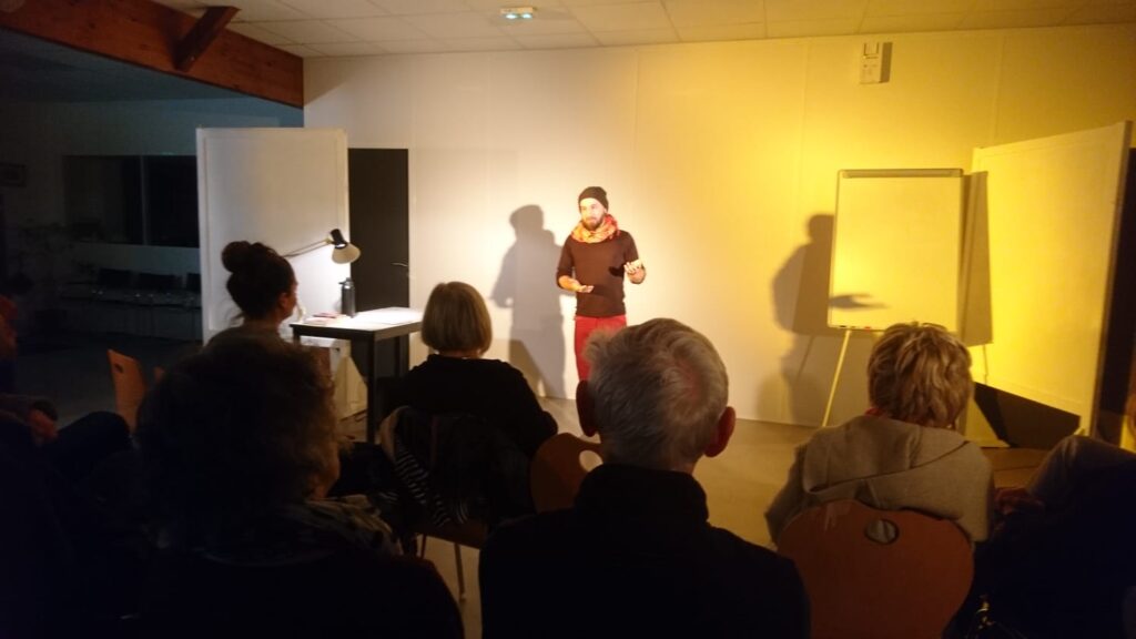 Amaury MILLOTTE - Conférence gesticulée "Heureusement que vous êtes là, sinon y a longtemps qu'on aurait tout changé"