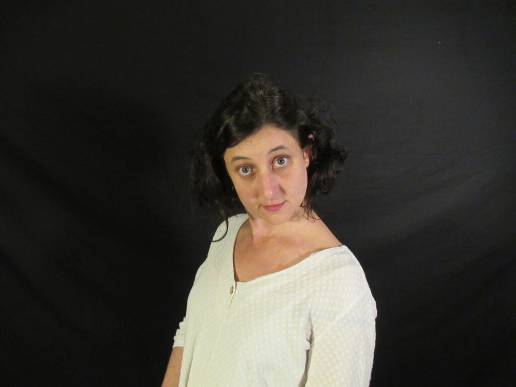 Chloé LEBON - Conférence gesticulée "Le Sacerdoce des Mémères à Chat"