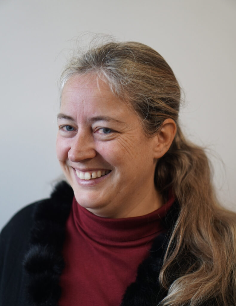 Cécile PÉNOT - Conférence gesticulée "Cécile et son directeur, l'été sera chaud ! Engagement, burn-out et déconfiture"