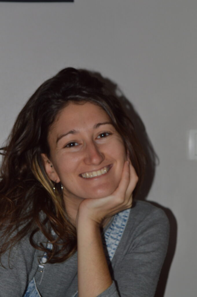 Julia BOUËXEL - Conférence gesticulée "Le côlon, l'éduc et le migrant"