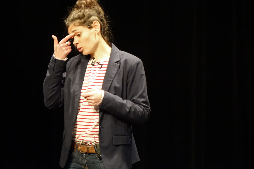 Julia NIVAN - Conférence gesticulée "La Chianteuse"