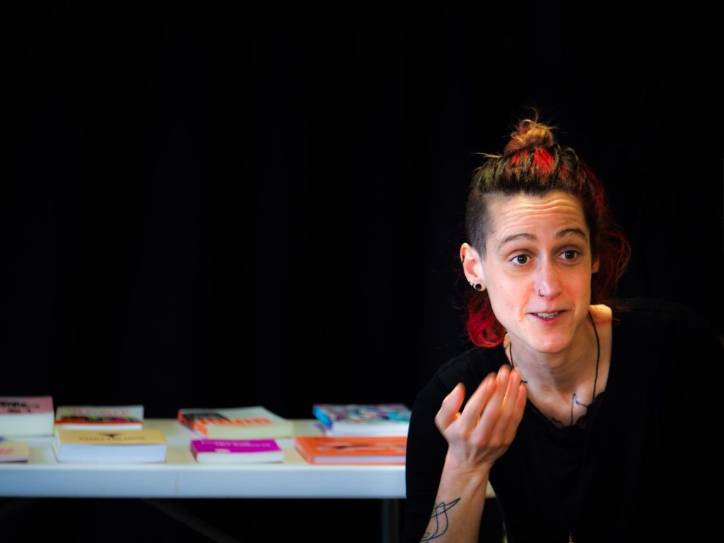 Lau - Conférence gesticulée "Alors heureuse ? Et si on détricotait les sexualités"