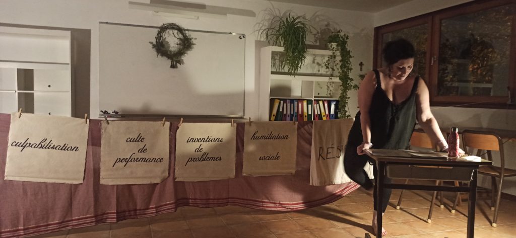 Léna - Conférence gesticulée "Mon corps, une arme de résistance massive"