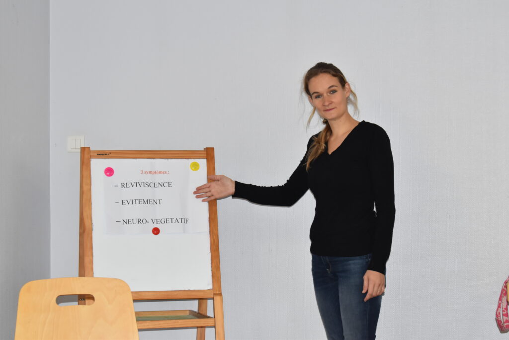 Noélie LARCHEY - Conférence gesticulée "Trauma - Trop mal"