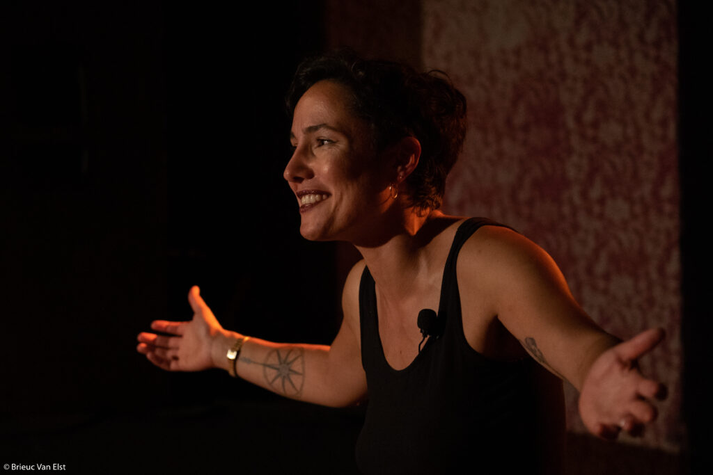 Sarah de Laet - Conférence gesticulée "J'habite, tu habites, ils spéculent …"